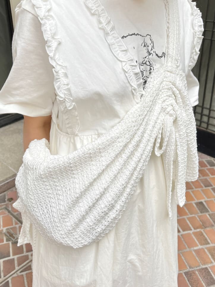 ホワイト系のワンピース、ホワイト系のローファー、ホワイト系のショルダーバッグを着用したレディースの春コーディネートの4枚目の写真