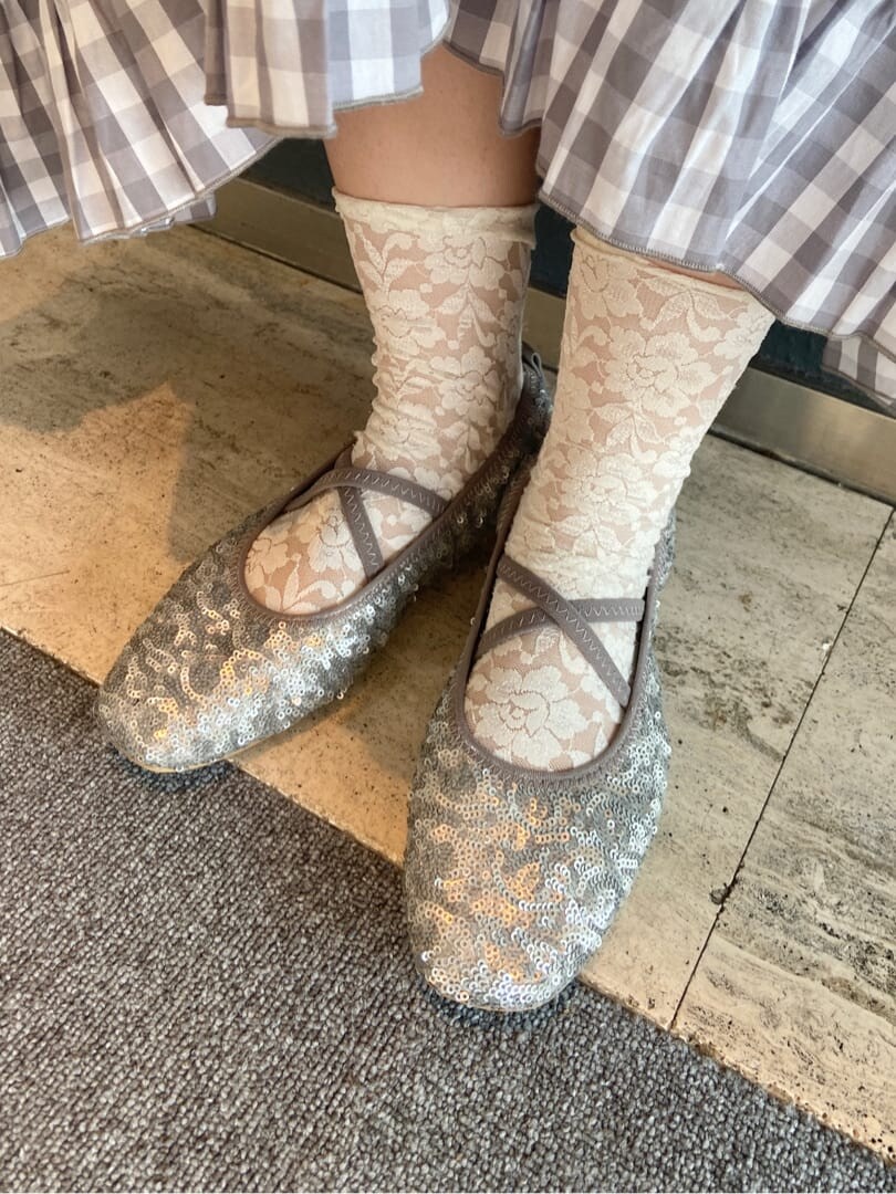 ホワイト系のブルゾン、グレー系のスカート、ホワイト系のシャツ/ブラウスを着用したレディースの秋コーディネートの7枚目の写真