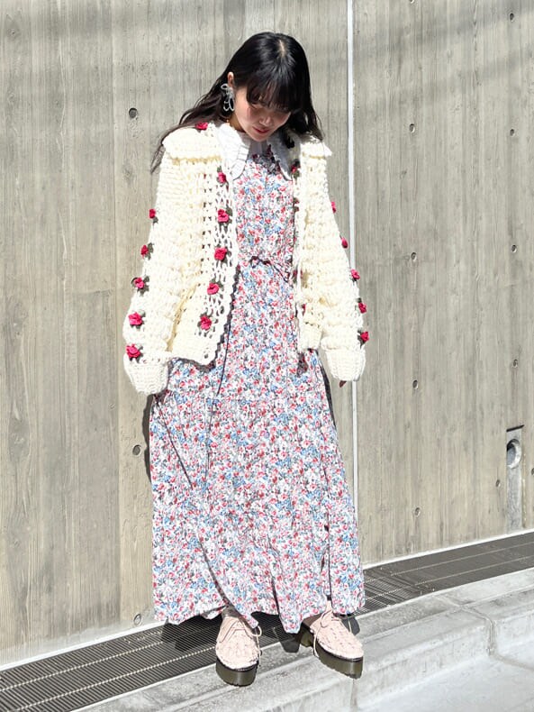 ホワイト系のシャツ/ブラウス、ピンク系のワンピース、ピンク系のその他シューズを着用したレディースの冬コーディネートの2枚目の写真