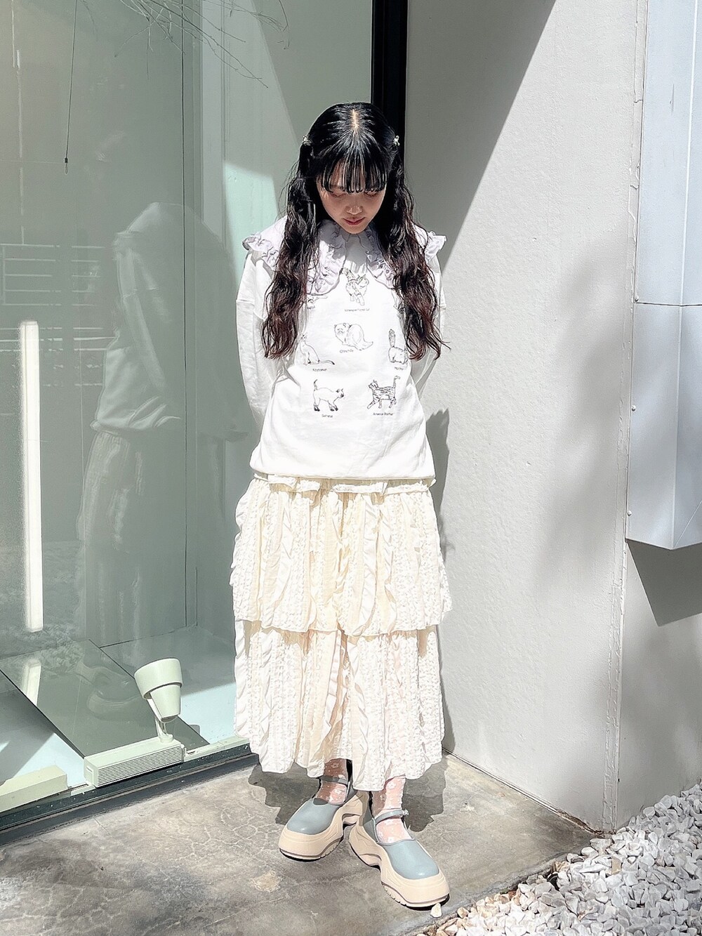 ブルー系のシャツ/ブラウス、ホワイト系のスウェット、ホワイト系のスカートを着用したレディースの秋コーディネートの2枚目の写真