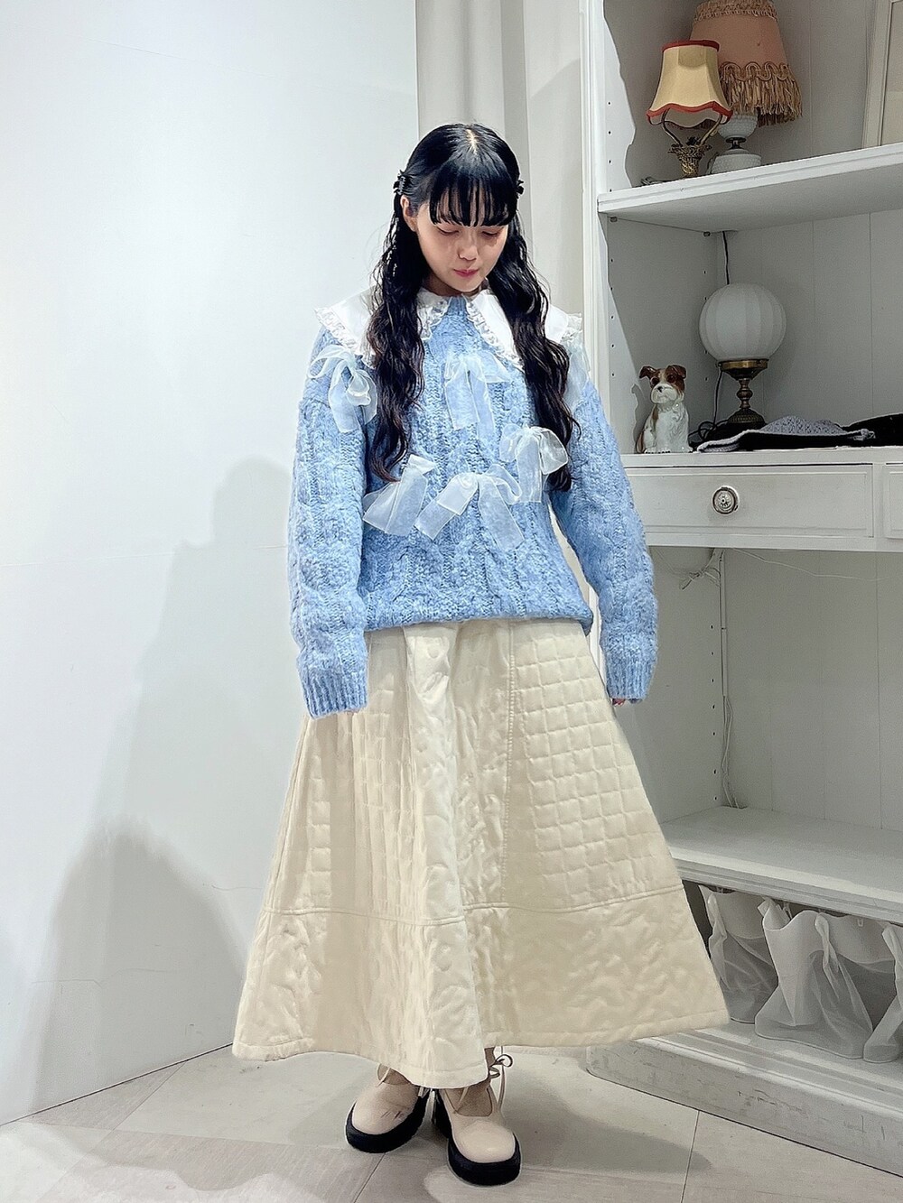 ホワイト系のシャツ/ブラウス、ブルー系のニット/セーター、ホワイト系のスカートを着用したレディースの秋コーディネートの2枚目の写真