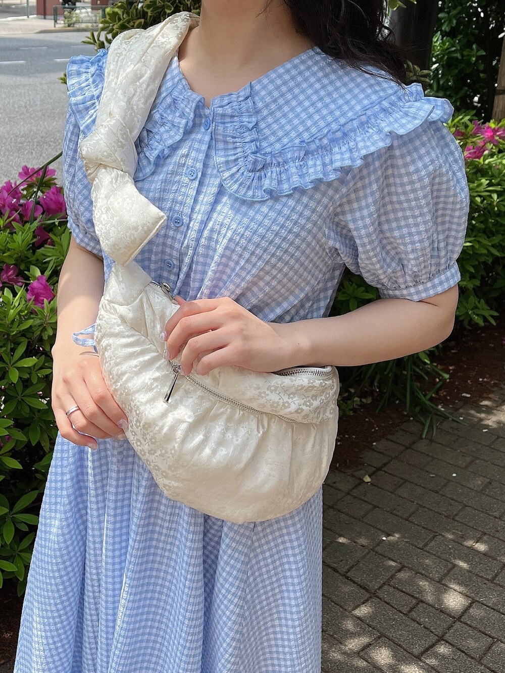 ブルー系のワンピース、ホワイト系のサンダル、ホワイト系のボディバッグ/ウエストポーチを着用したレディースの春コーディネートの5枚目の写真