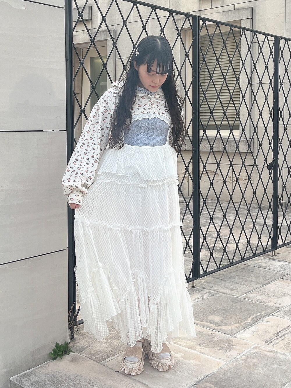 その他のカーディガン/ボレロ、ブルー系のTシャツ/カットソー、ホワイト系のワンピースを着用したレディースの秋コーディネートの2枚目の写真