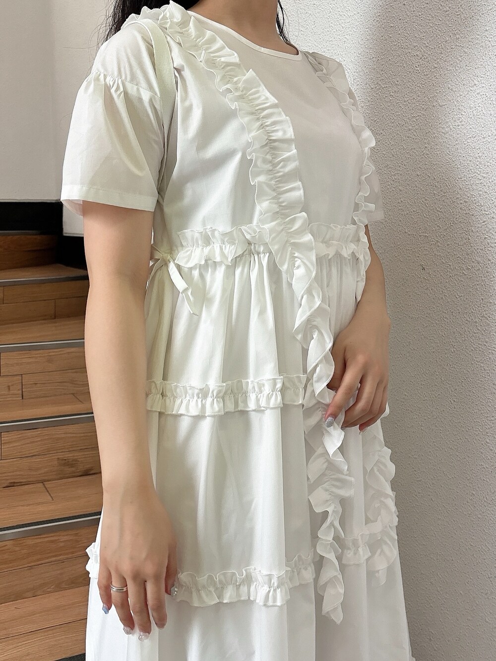 ホワイト系のスニーカー、ホワイト系のワンピース、ホワイト系のショルダーバッグを着用したレディースの夏コーディネートの7枚目の写真