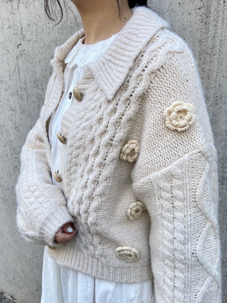 ホワイト系のカーディガン/ボレロ、ブラック系のパンプス、ブラック系のショルダーバッグを着用したレディースの冬コーディネートの5枚目の写真