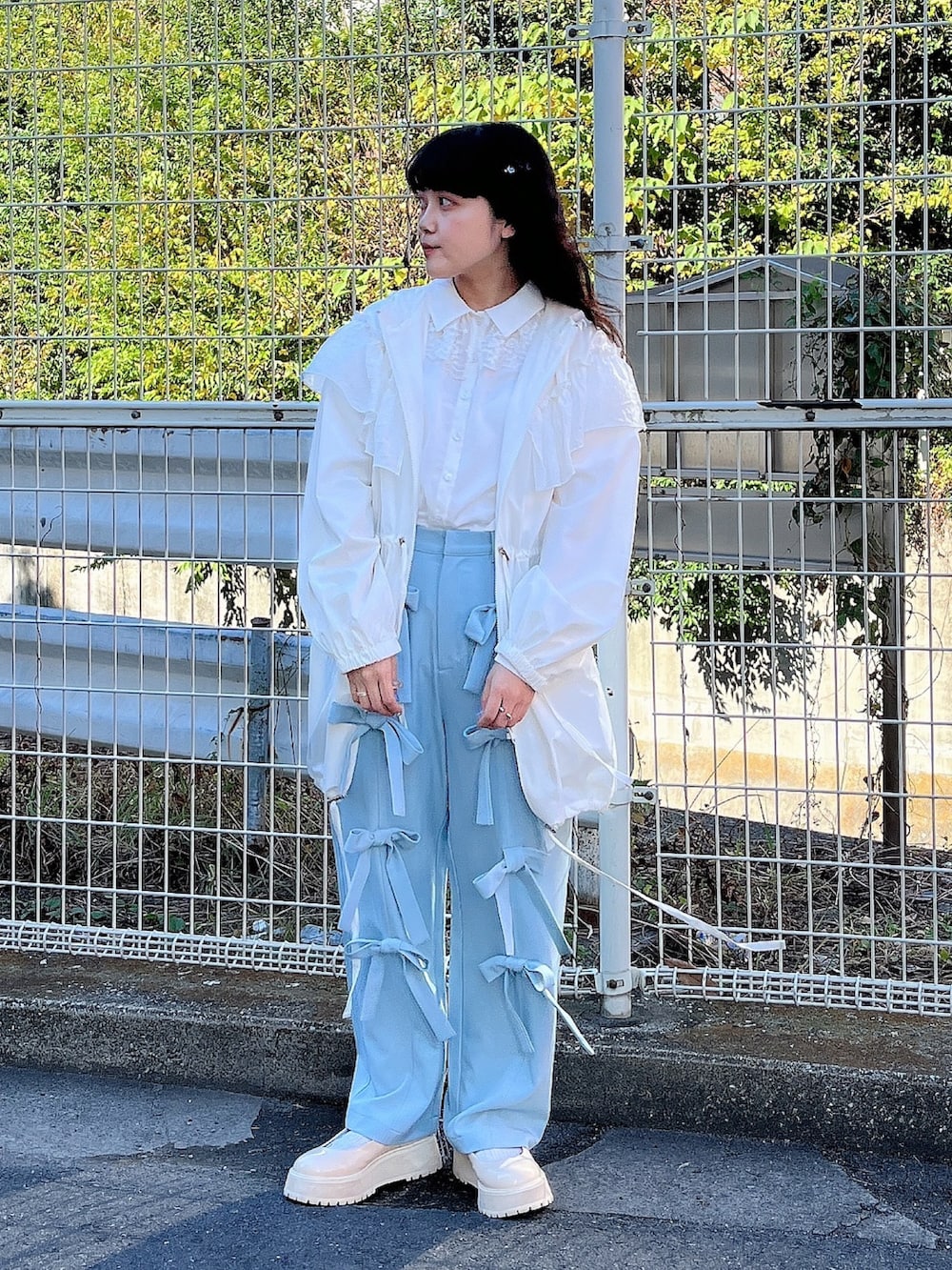 ホワイト系のマウンテンパーカー、ブルー系のその他パンツ、ホワイト系のローファーを着用したレディースの秋コーディネートの2枚目の写真