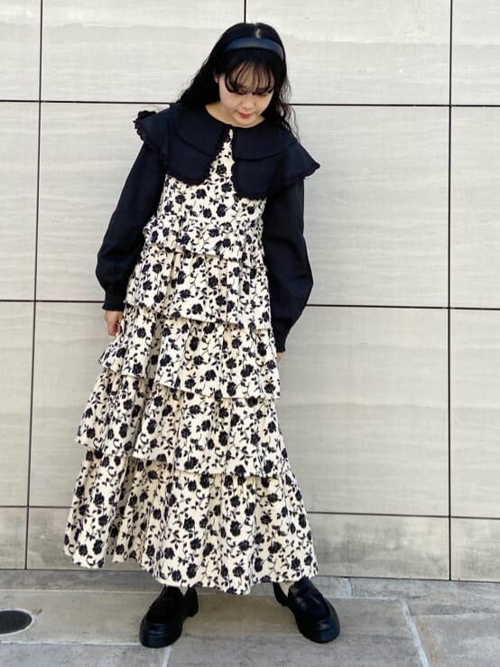 グリーン系のチェスターコート、ブラック系のシャツ/ブラウス、ブラック系のローファーを着用したレディースの冬コーディネートの4枚目の写真