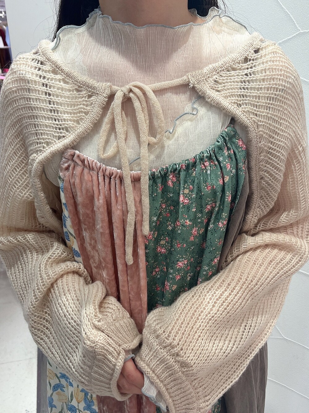 ホワイト系のパンプス、ピンク系のワンピース、ホワイト系のTシャツ/カットソーを着用したレディースの夏コーディネートの6枚目の写真