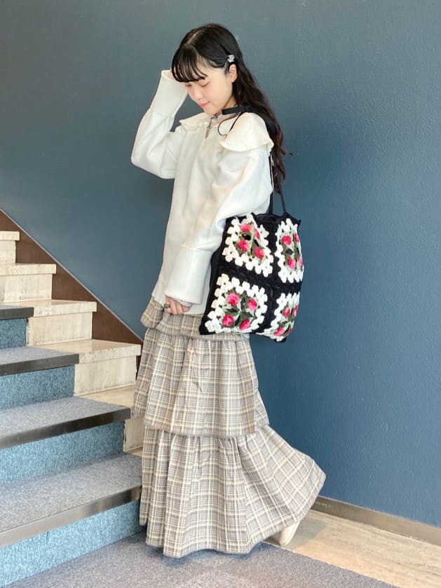 ホワイト系のTシャツ/カットソー、ベージュ系のスカート、ホワイト系のその他シューズを着用したレディースの秋コーディネートの2枚目の写真