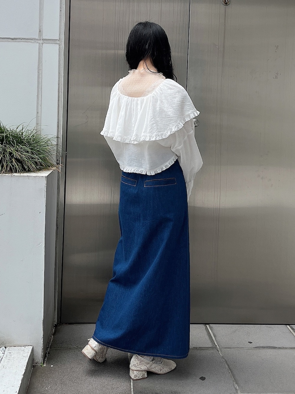 ベージュ系のTシャツ/カットソー、ホワイト系のシャツ/ブラウス、ブルー系のデニムスカートを着用したレディースの夏コーディネートの3枚目の写真