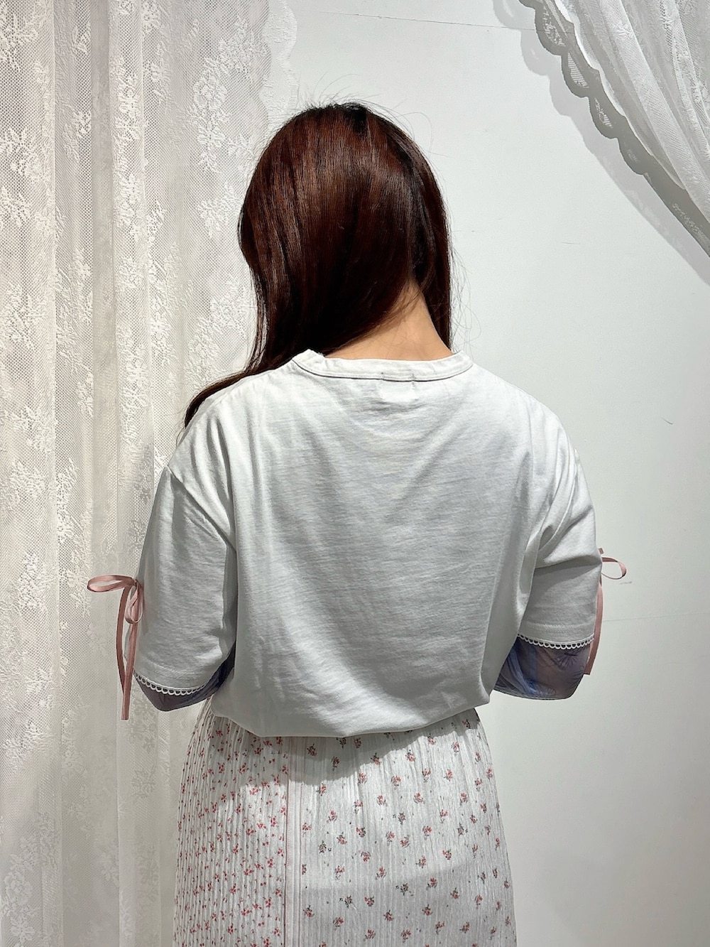 ホワイト系のTシャツ/カットソー、パープル系のTシャツ/カットソー、ピンク系のスカートを着用したレディースの春コーディネートの5枚目の写真