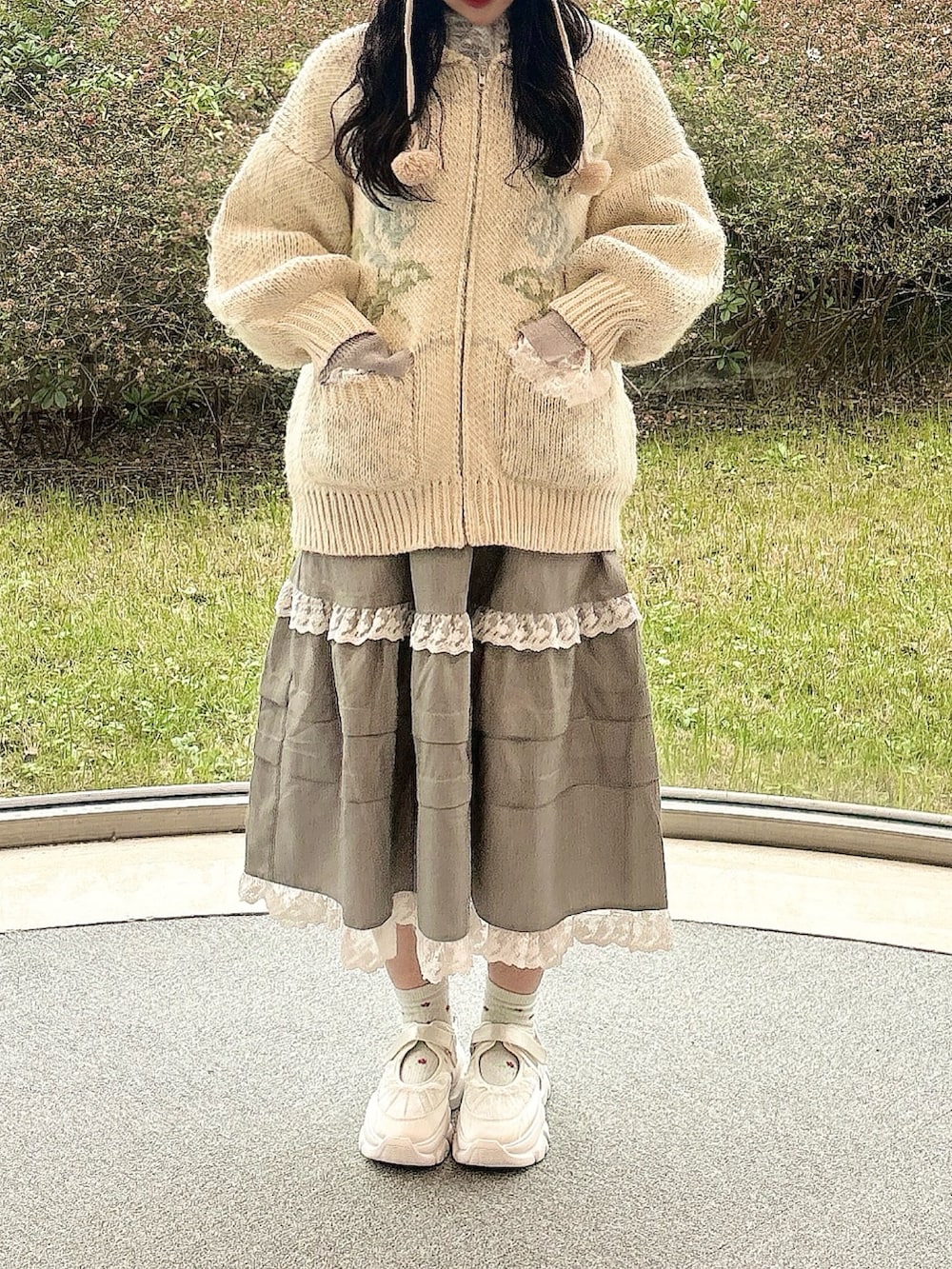 ブルー系のカーディガン/ボレロ、グレー系のニット/セーター、グレー系のスカートを着用したレディースの冬コーディネートの3枚目の写真