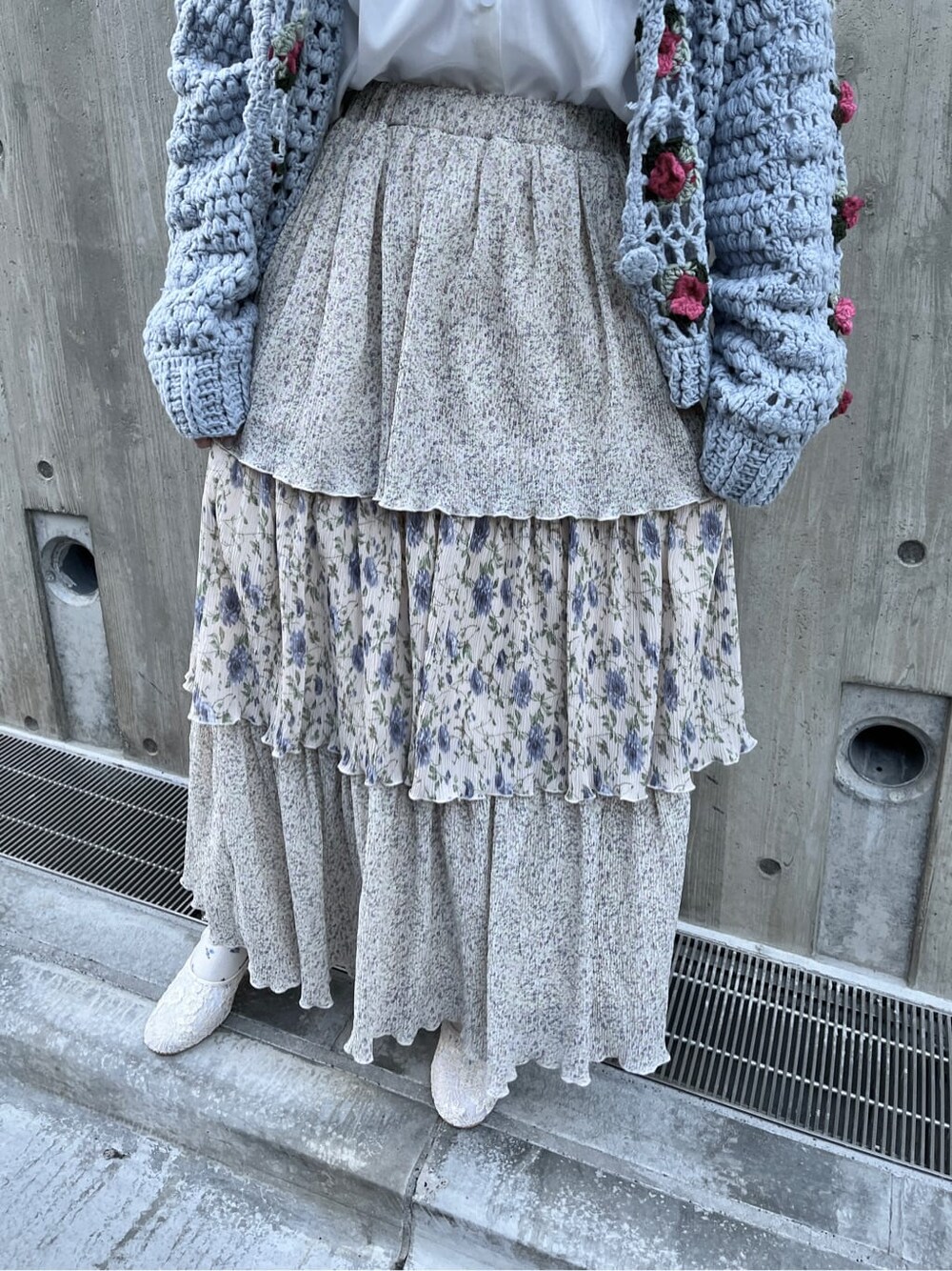 ホワイト系のシャツ/ブラウス、ホワイト系のパンプス、ブルー系のカーディガン/ボレロを着用したレディースの冬コーディネートの6枚目の写真