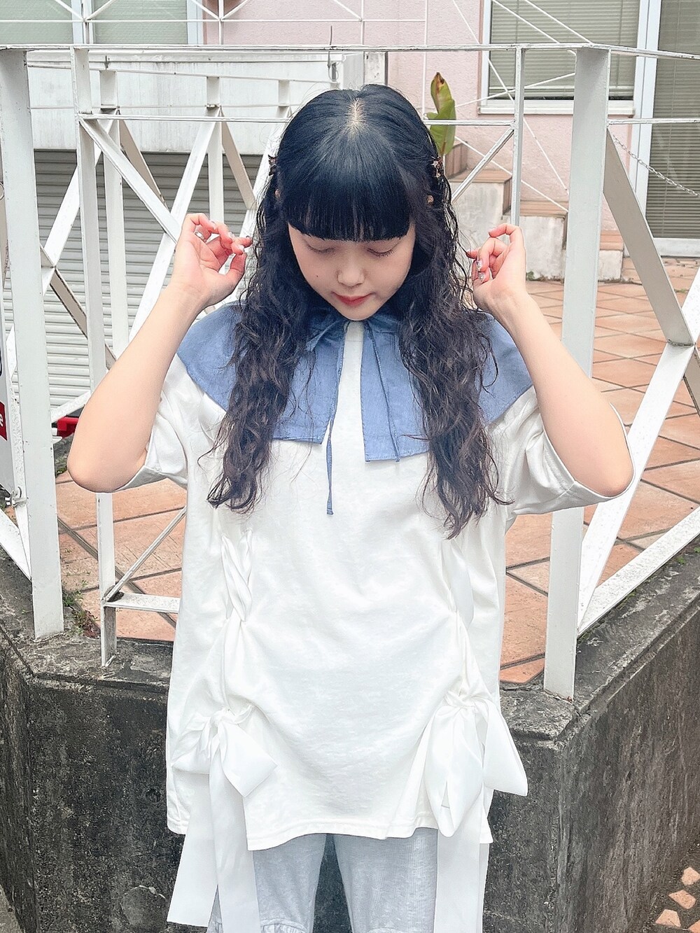 ホワイト系のサンダル、グレー系のその他パンツ、ホワイト系のTシャツ/カットソーを着用したレディースの春コーディネートの3枚目の写真