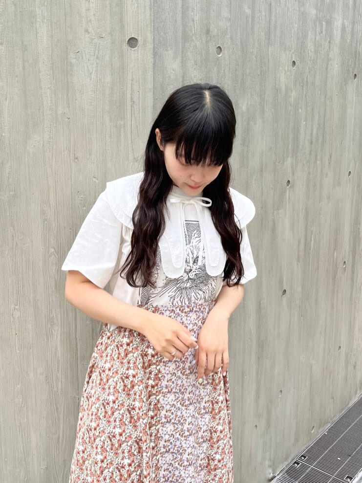 ホワイト系のスカート、ホワイト系のローファー、ホワイト系のTシャツ/カットソーを着用したレディースの春コーディネートの3枚目の写真