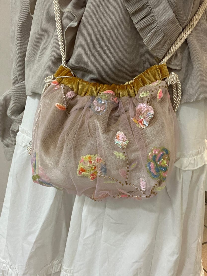 ベージュ系のその他アウター、ピンク系のその他シューズ、ピンク系のショルダーバッグを着用したレディースの春コーディネートの9枚目の写真