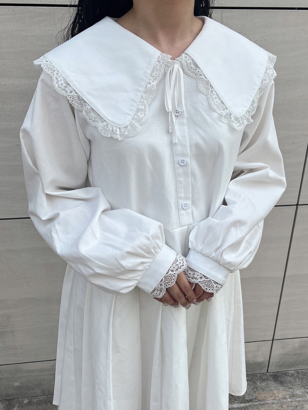 ホワイト系のワンピース、ホワイト系のスウェットパンツ、ピンク系のサンダルを着用したレディースの秋コーディネートの5枚目の写真