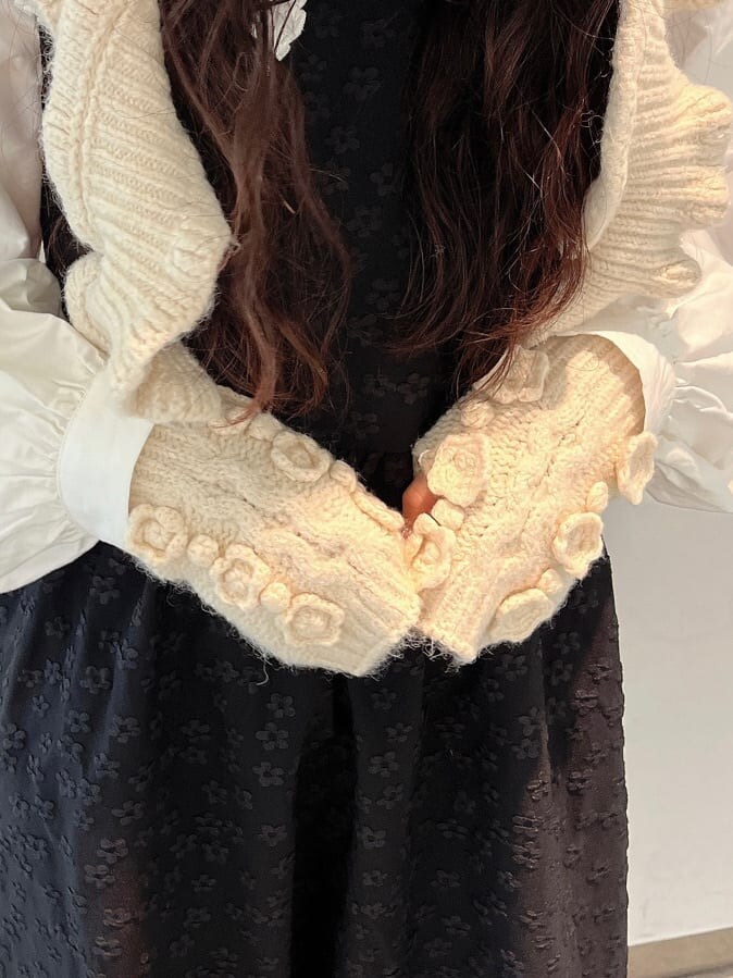 ホワイト系のブーツ、ホワイト系のシャツ/ブラウス、ブラック系のワンピースを着用したレディースの秋コーディネートの4枚目の写真