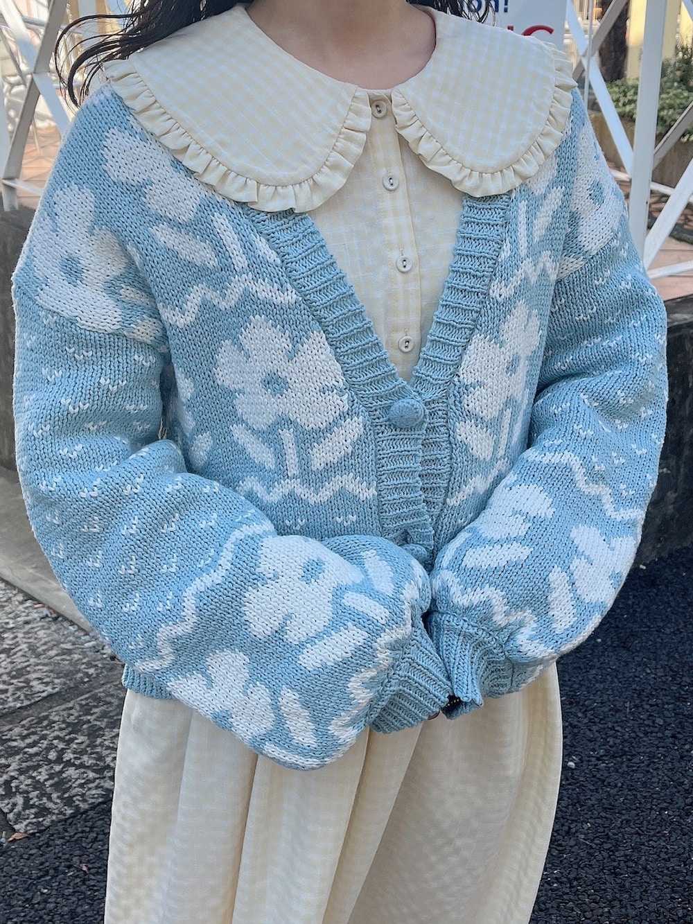 イエロー系のワンピース、ブルー系のカーディガン/ボレロ、ホワイト系のスニーカーを着用したレディースの冬コーディネートの7枚目の写真