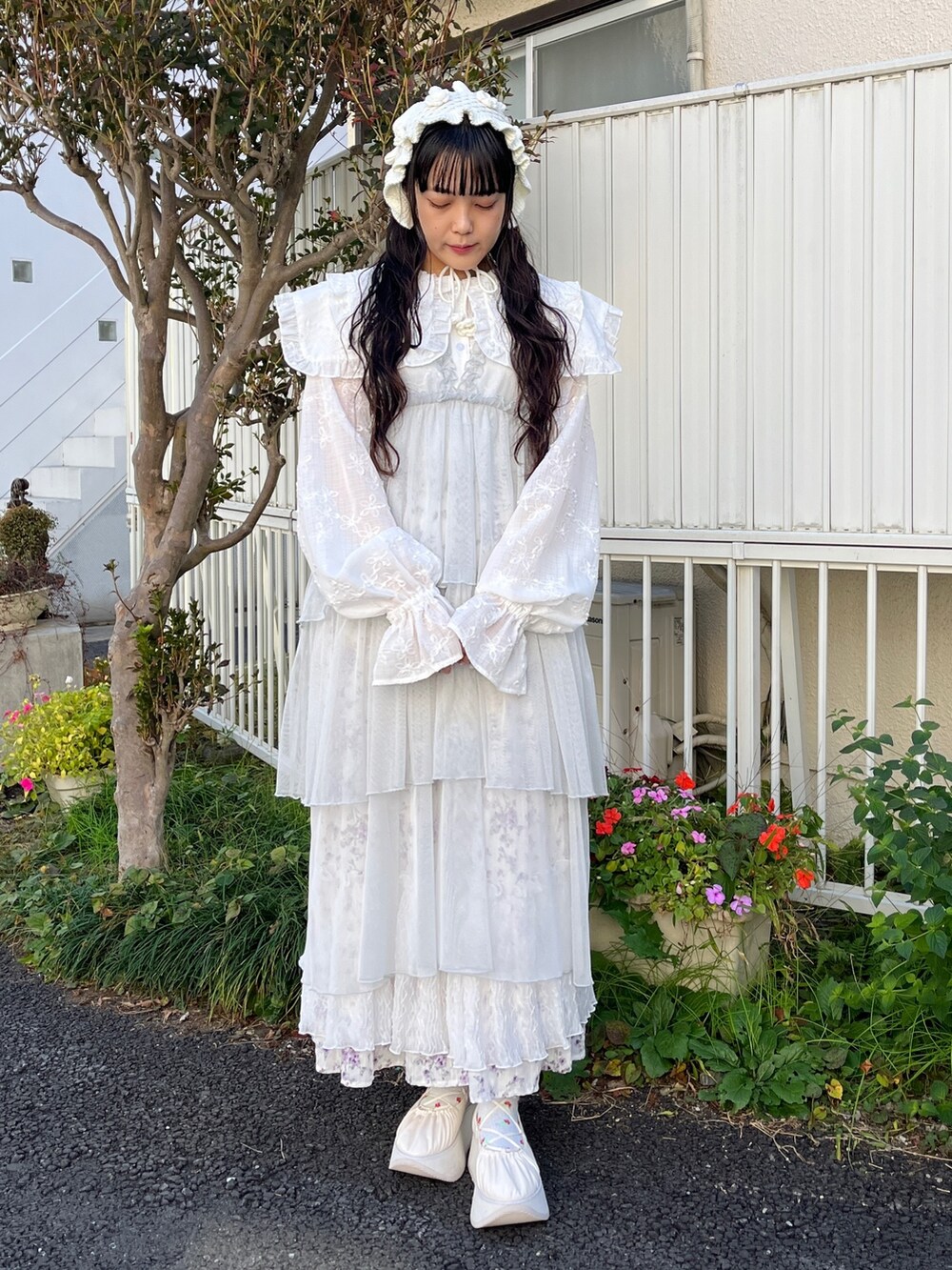 ホワイト系のシャツ/ブラウス、ブルー系のワンピース、パープル系のスカートを着用したレディースの冬コーディネートの2枚目の写真