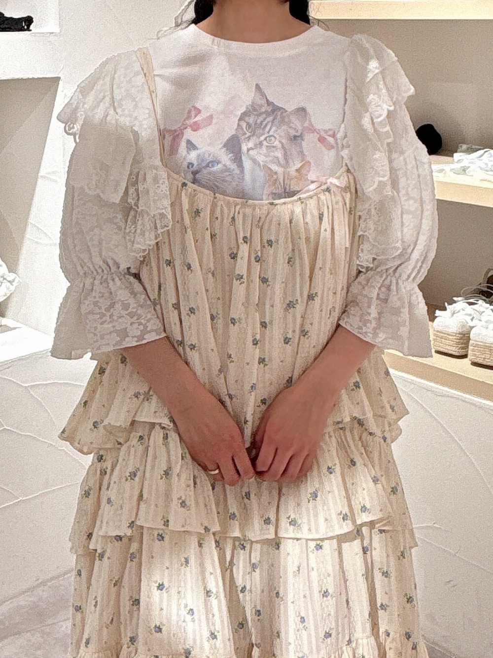 ホワイト系のカーディガン/ボレロ、ホワイト系のTシャツ/カットソー、ブルー系のワンピースを着用したレディースの夏コーディネートの7枚目の写真