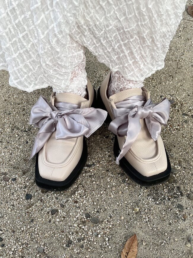 ホワイト系のスカート、ホワイト系のシャツ/ブラウス、ピンク系のニット/セーターを着用したレディースの秋コーディネートの4枚目の写真