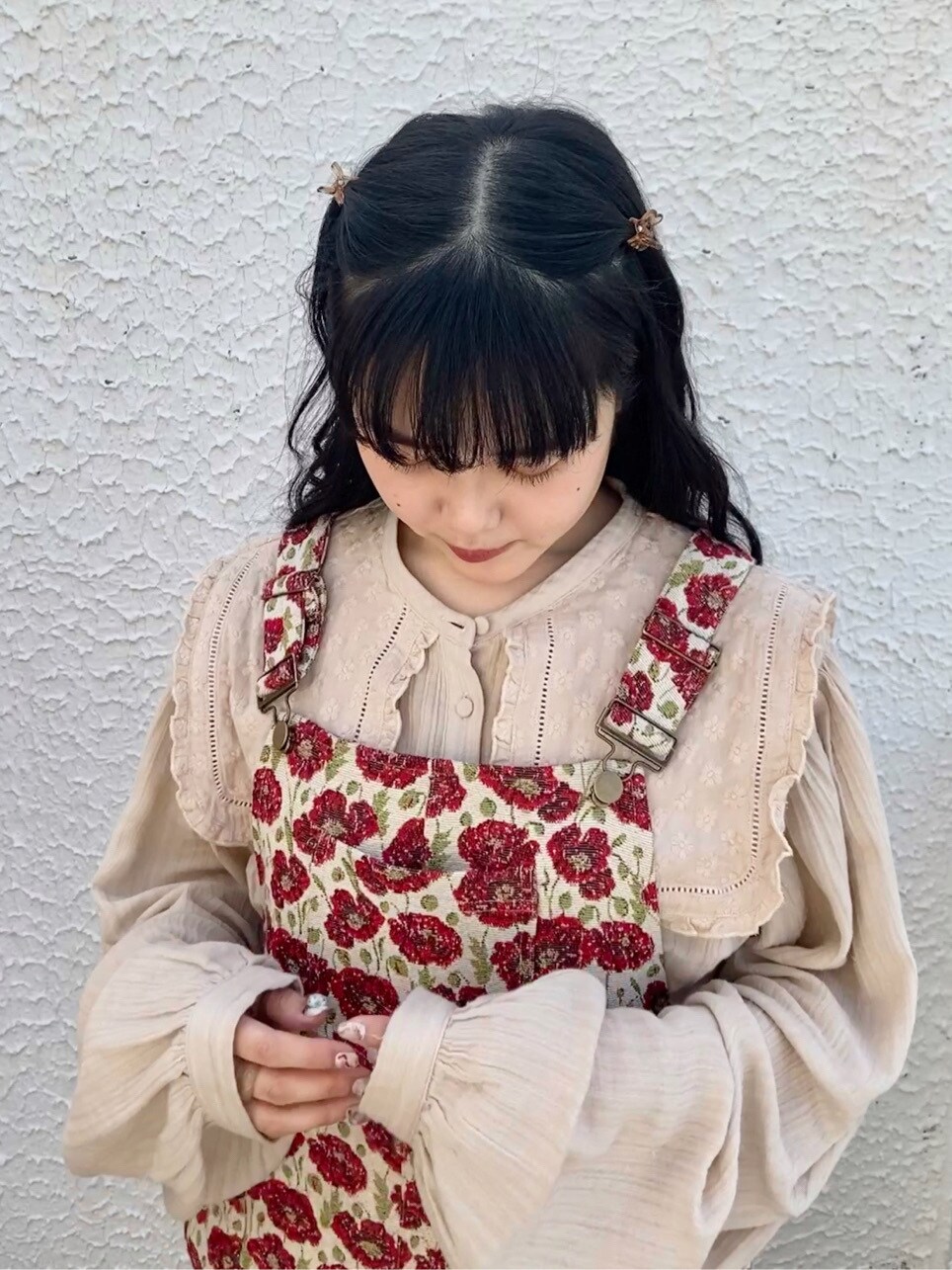 ベージュ系のシャツ/ブラウス、ホワイト系のその他シューズを着用したレディースの春コーディネートの2枚目の写真