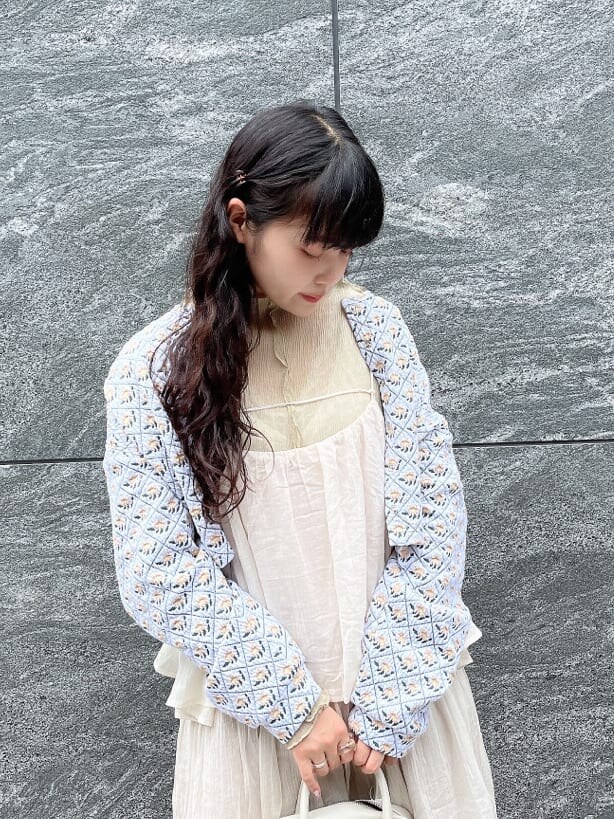 ホワイト系のワンピース、グリーン系のTシャツ/カットソー、ホワイト系のボストンバッグを着用したレディースの夏コーディネートの4枚目の写真