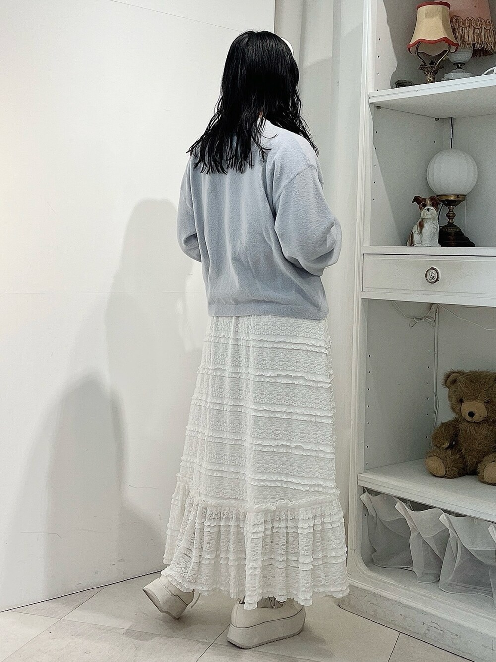 ブルー系のカーディガン/ボレロ、ホワイト系のTシャツ/カットソー、ホワイト系のスカートを着用したレディースの春コーディネートの4枚目の写真