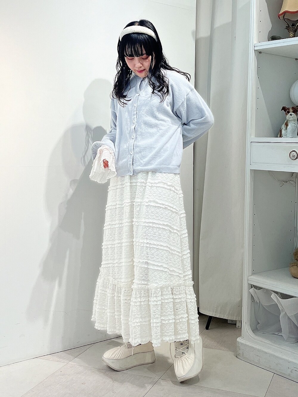 ブルー系のカーディガン/ボレロ、ホワイト系のTシャツ/カットソー、ホワイト系のスカートを着用したレディースの春コーディネートの2枚目の写真