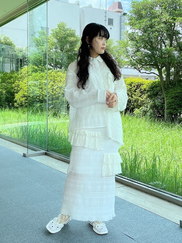 ホワイト系のシャツ/ブラウス、ホワイト系のスカート、ホワイト系のパンプスを着用したレディースの夏コーディネートの2枚目の写真