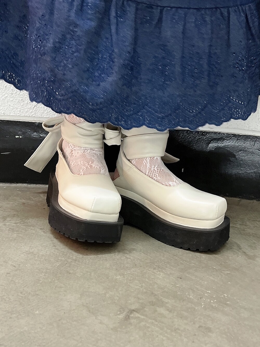 ホワイト系のシャツ/ブラウス、ホワイト系のパンプス、ブルー系のワンピースを着用したレディースの冬コーディネートの5枚目の写真