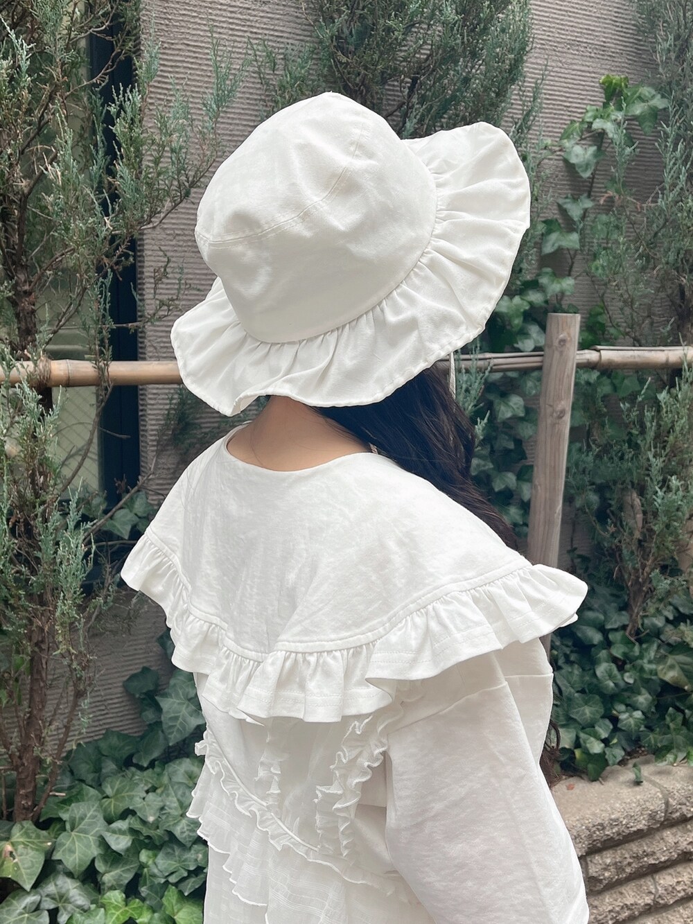 ホワイト系のパンプス、ホワイト系のワンピース、ホワイト系のTシャツ/カットソーを着用したレディースの春コーディネートの5枚目の写真