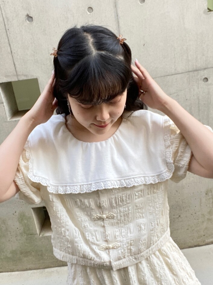 ホワイト系のパンプス、ホワイト系のTシャツ/カットソーを着用したレディースの春コーディネートの4枚目の写真