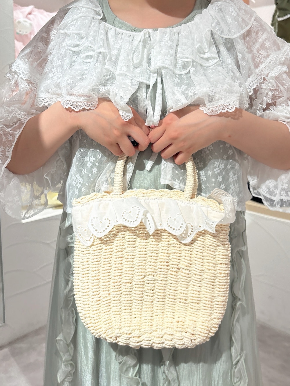ホワイト系のカーディガン/ボレロ、ホワイト系のハンドバッグ、グリーン系のワンピースを着用したレディースの夏コーディネートの7枚目の写真