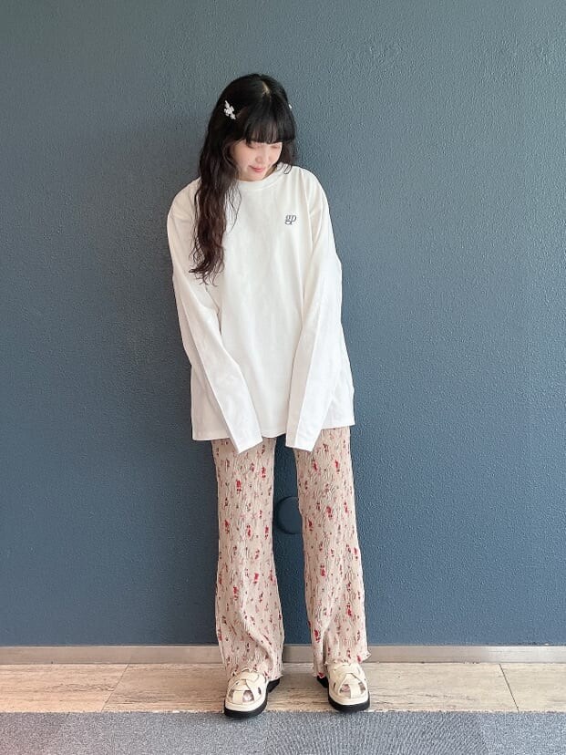 ホワイト系のサンダル、ホワイト系のTシャツ/カットソー、ベージュ系のその他パンツを着用したレディースの秋コーディネートの2枚目の写真