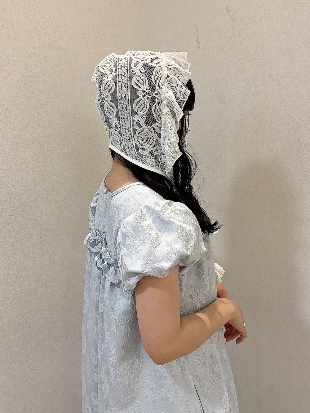 ブルー系のワンピース、シルバー系のバレエシューズ、ホワイト系のニットキャップ/ビーニーを着用したレディースの春コーディネートの6枚目の写真