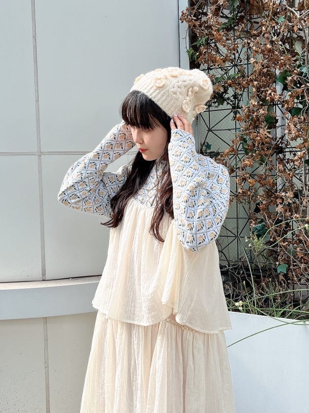 ホワイト系のワンピース、ベージュ系のパンプス、ホワイト系のカーディガン/ボレロを着用したレディースの夏コーディネートの3枚目の写真