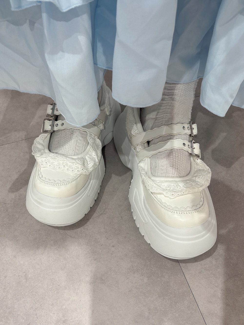 ホワイト系のシャツ/ブラウス、ホワイト系のハンドバッグ、ブルー系のワンピースを着用したレディースの夏コーディネートの7枚目の写真