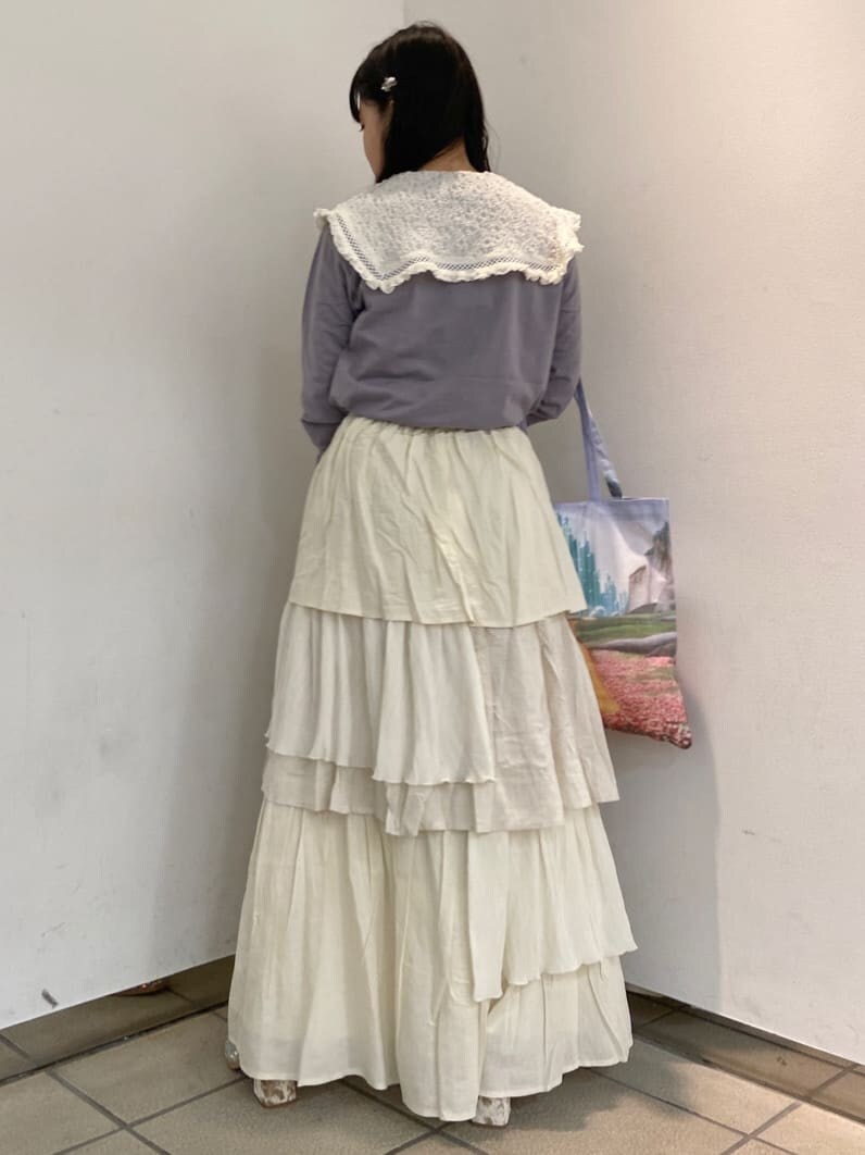 ベージュ系のパンプス、ホワイト系のシャツ/ブラウス、ホワイト系のスカートを着用したレディースの秋コーディネートの3枚目の写真