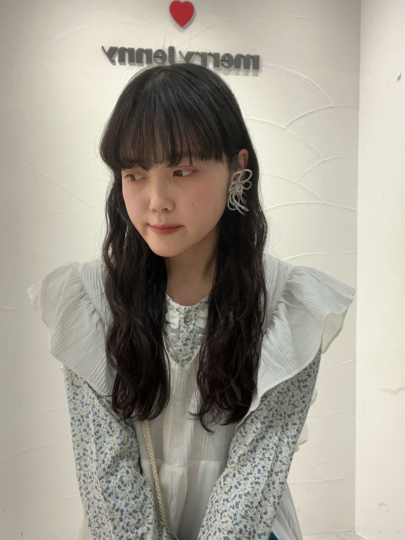 ホワイト系のワンピース、ブルー系のスニーカー、ブルー系のハンドバッグを着用したレディースの冬コーディネートの4枚目の写真