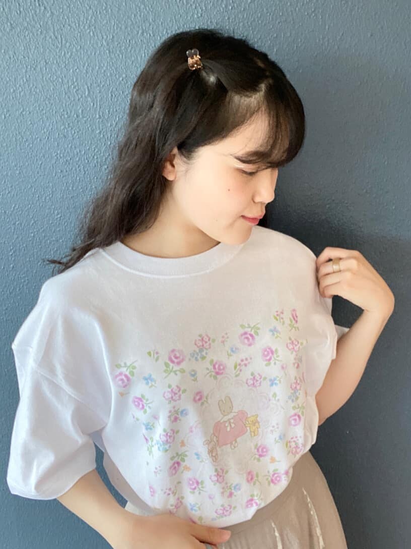 ベージュ系のスカート、ホワイト系のパンプス、ホワイト系のトートバッグを着用したレディースの夏コーディネートの4枚目の写真