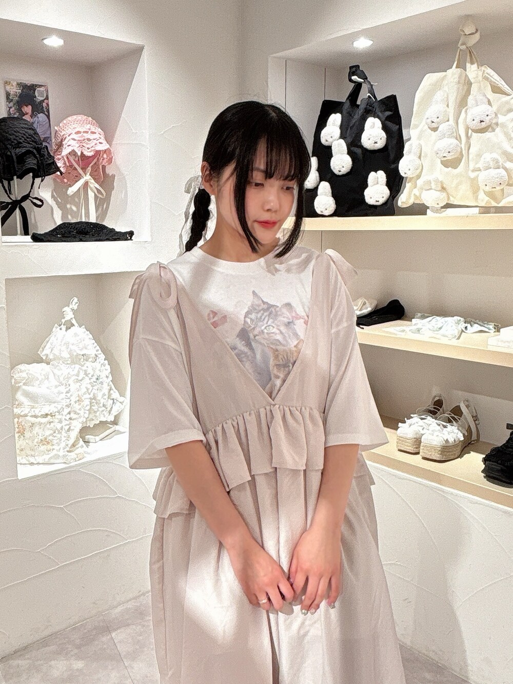 ホワイト系のTシャツ/カットソー、ホワイト系のワンピース、ホワイト系のスニーカーを着用したレディースの春コーディネートの6枚目の写真