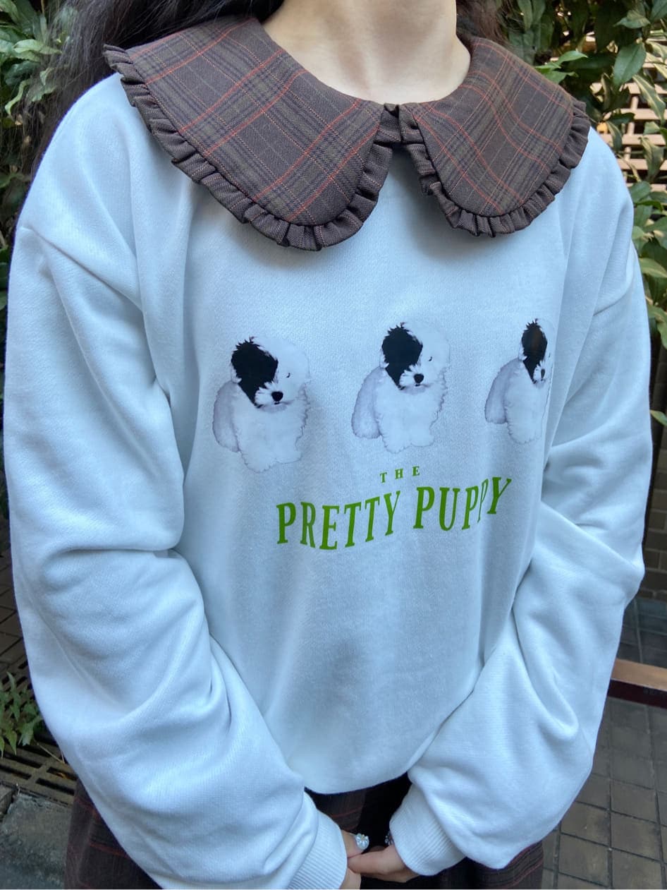 ブラウン系のカバーオール、ブラウン系のワンピース、ホワイト系のローファーを着用したレディースの冬コーディネートの7枚目の写真