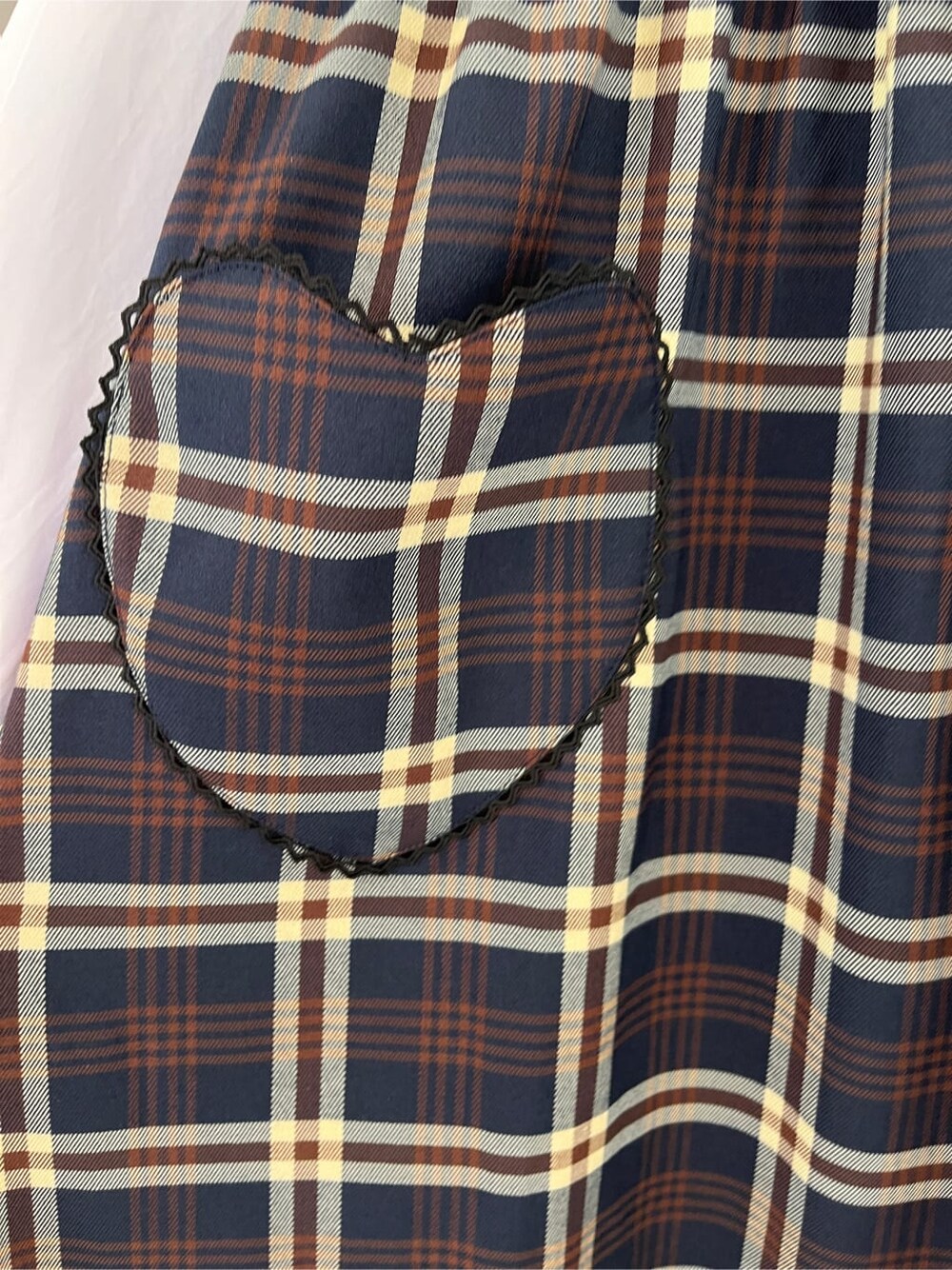 ブルー系のワンピース、ブルー系のシャツ/ブラウス、ホワイト系のサンダルを着用したレディースの夏コーディネートの5枚目の写真