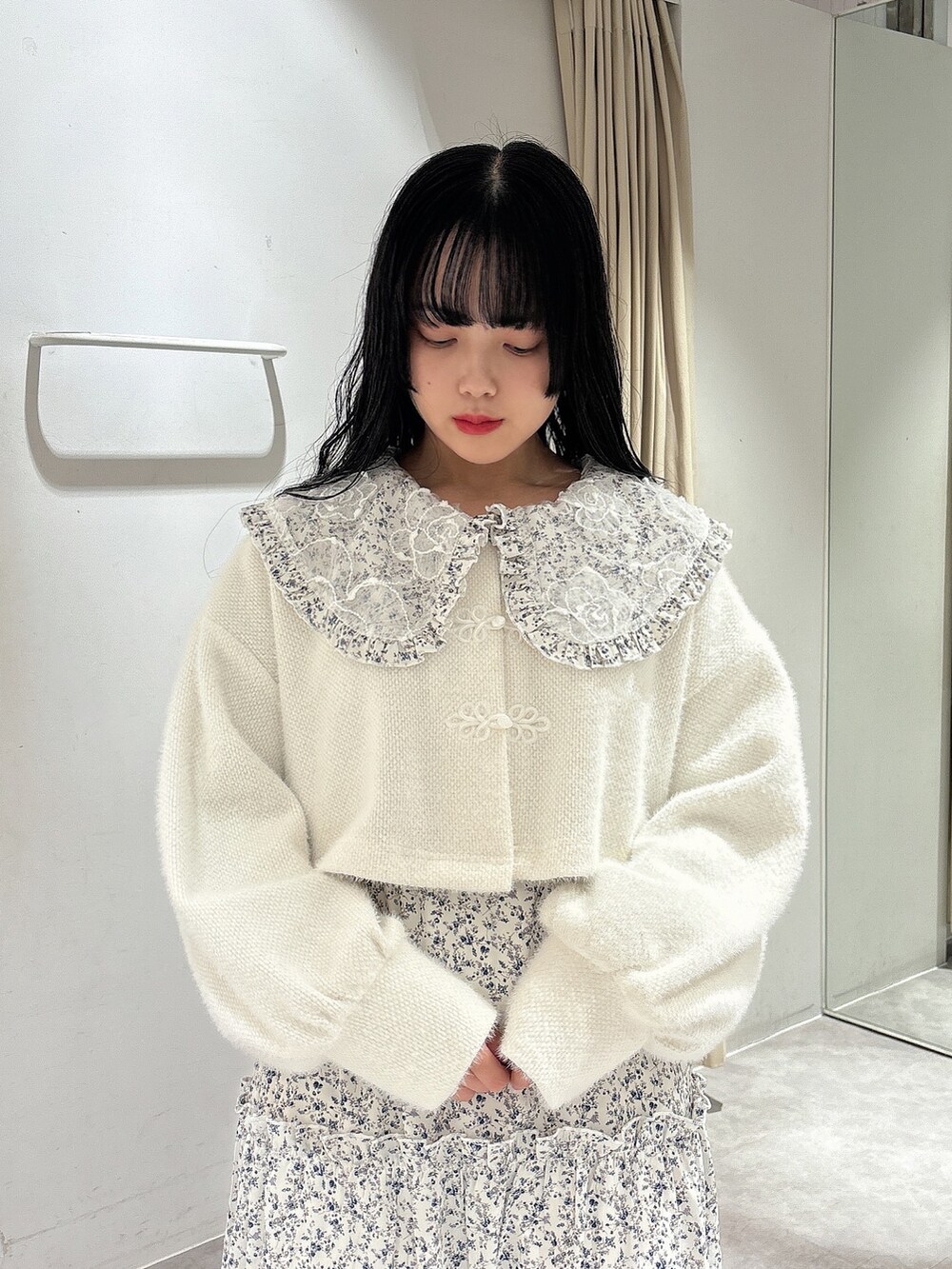 ホワイト系のカーディガン/ボレロ、ホワイト系のワンピース、ホワイト系のスニーカーを着用したレディースの秋コーディネートの7枚目の写真