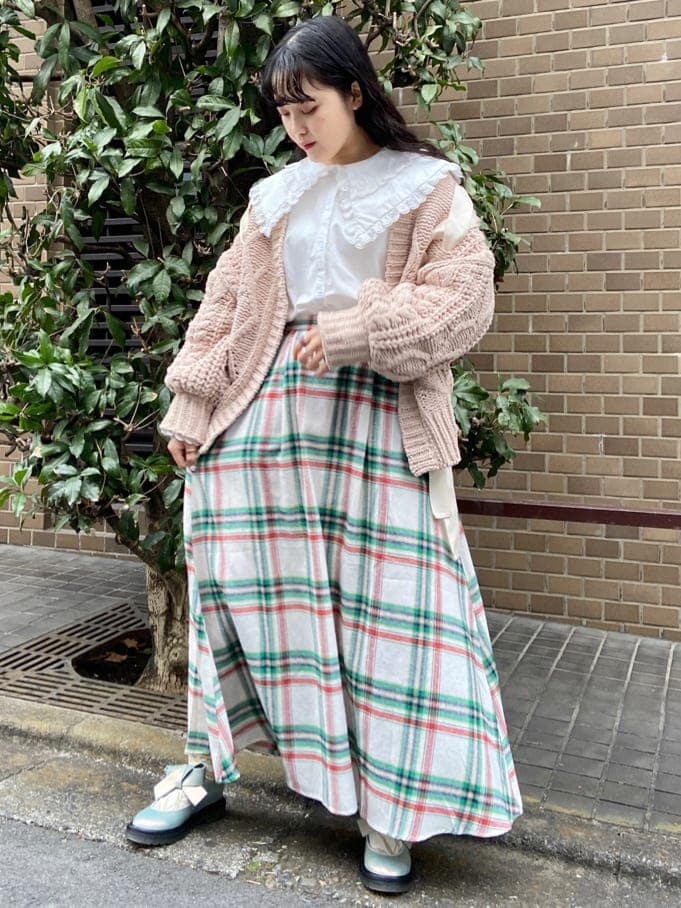 ホワイト系のシャツ/ブラウス、ブルー系のパンプス、ベージュ系のショルダーバッグを着用したレディースの冬コーディネートの2枚目の写真