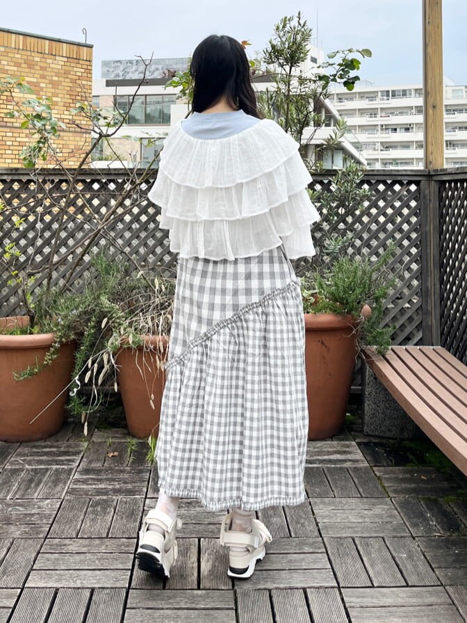 ホワイト系のTシャツ/カットソー、ホワイト系のサンダル、ブルー系のTシャツ/カットソーを着用したレディースの春コーディネートの2枚目の写真