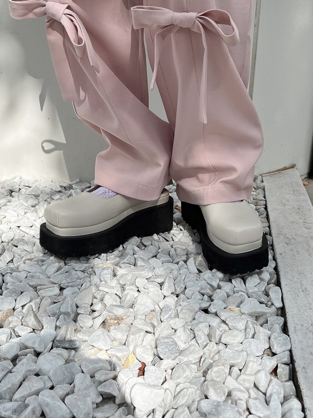 ホワイト系のシャツ/ブラウス、ピンク系のその他パンツ、ホワイト系のパンプスを着用したレディースの秋コーディネートの4枚目の写真