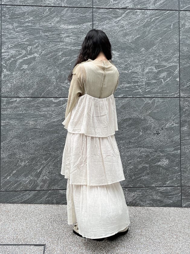 ホワイト系のワンピース、グリーン系のTシャツ/カットソー、ホワイト系のボストンバッグを着用したレディースの夏コーディネートの3枚目の写真